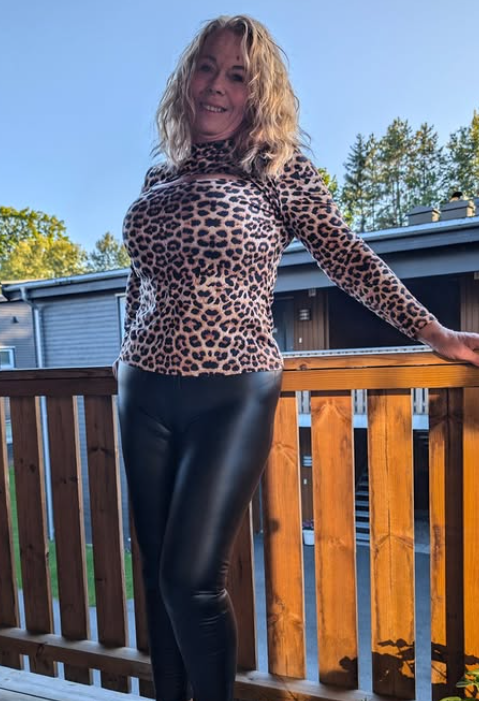 Lenita Mature iført en sexy topp med dyreprint og svarte skinnbukser
