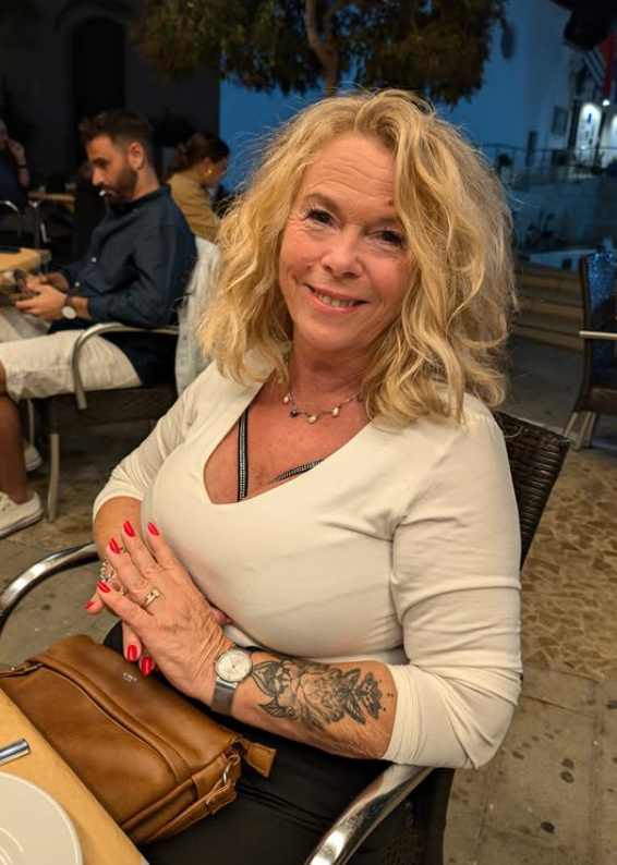 Lenita Mature har på seg en sexy hvit topp og svarte bukser mens hun er på restaurant