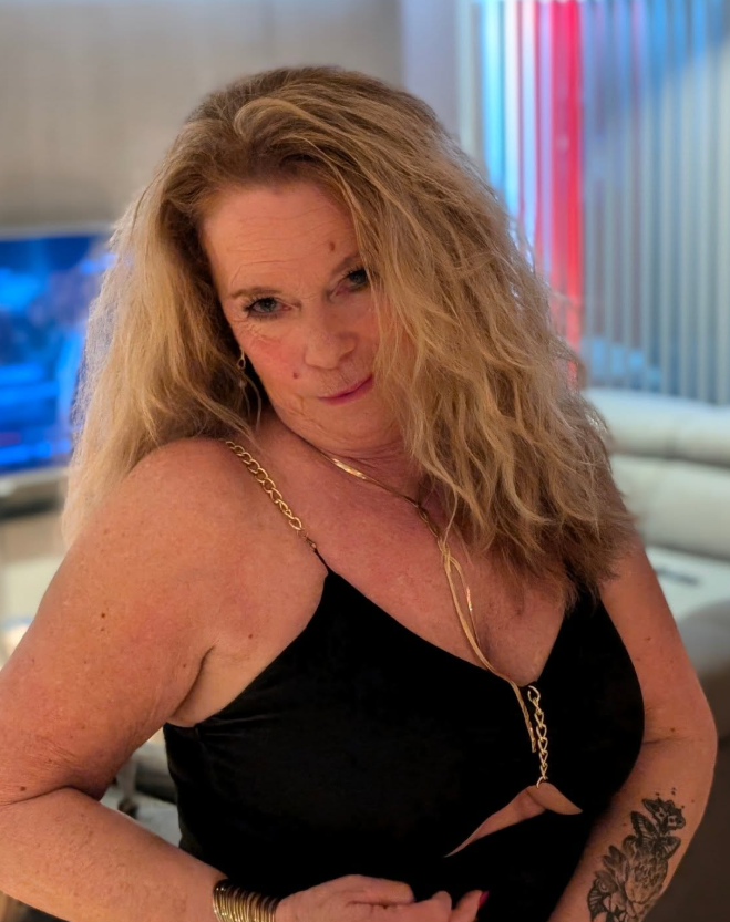 Lenita Mature iført et sexy svart antrekk